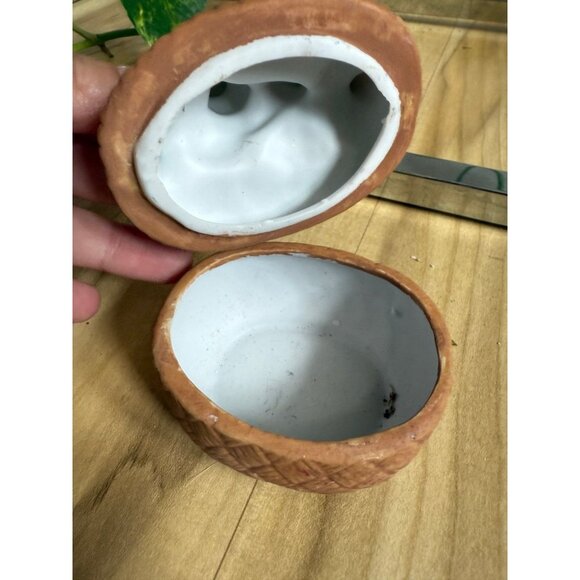 Ceramic Easter bunny basket with lid - Picture 3 of 6